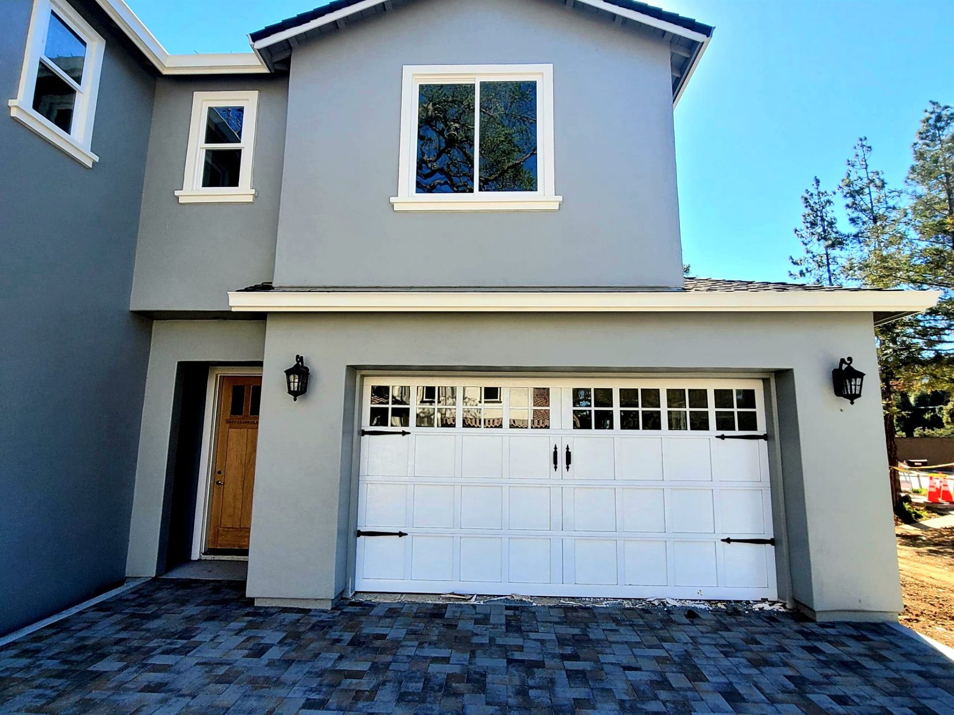 Garage door repair technician in Salinas